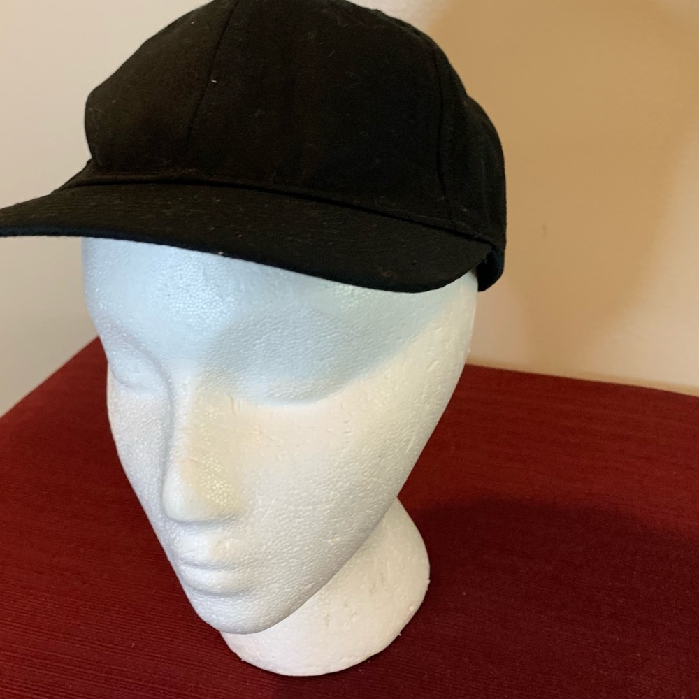 TIME and TRU. Black Baseball Cap. Talla unica